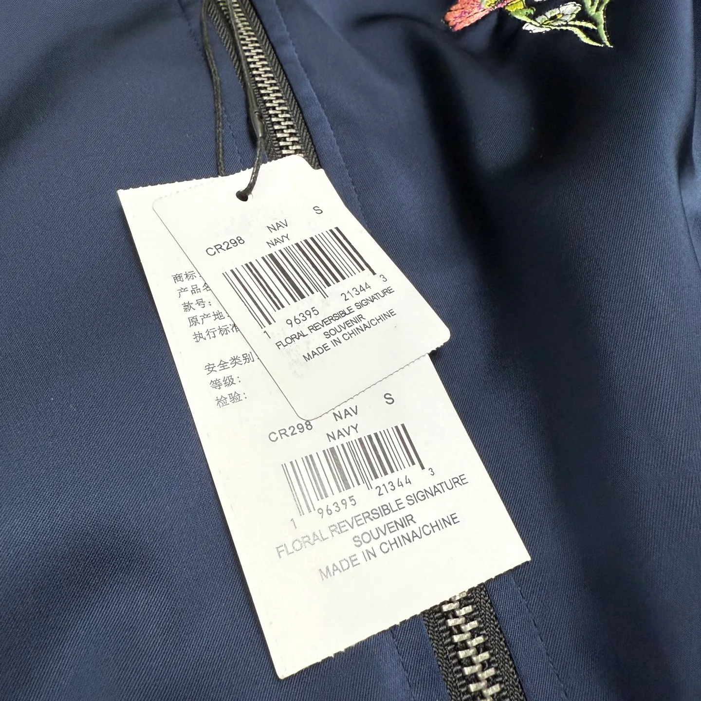 Provide one piece of clothing for two wears! COACH New Arrival women's jacket is here. Kou's New Arrival embroidered reversible baseball jacket for women. Super beautiful reversible baseball jersey. Produced by a major trading factory. Excellent quality. The quantity is not large, only about 500 pieces. But it's also very fragrant. One side is made of high-weight Navy Blue satin fabric. This fabric is absolutely amazing. Ordinary satin fabrics on the market are either soft and shapeless. Or the texture is rough and not delicate enough. The more delicate the fabric, the higher the fabric requirements. The fabric woven with forty-eight double yarns and three yarns is not only as delicate as Dove chocolate. And just hanging it flat there is very classy. I have tried it countless times and there is absolutely no snagging. The grass embroidery on the front chest can be said to be very three-dimensional. Perfectly complementing each other. Wearing it on the reverse side is a combination of color-blocked C all-over print and satin fabric. Classic is revealed in a low profile. All sizes available in complete packaging. Size: S-L (reversible) Color: Navy Blue (presbyopia reversed) (Material: polyester fiber) S size: length 59CM, bust 120CM, shoulder raglan (raglan) 72CM, reference weight 90-105 catties M size: length 61CM, bust 124CM, shoulder raglan (raglan) 74CM, reference weight 105-115 catties L size: length 63CM Bust 128CM, shoulder sleeves (raglan) 76CM, reference weight 115-130 catties